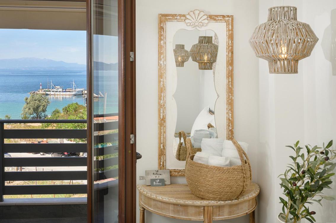 Meltemi Luxury Apartments Nea Roda Ngoại thất bức ảnh