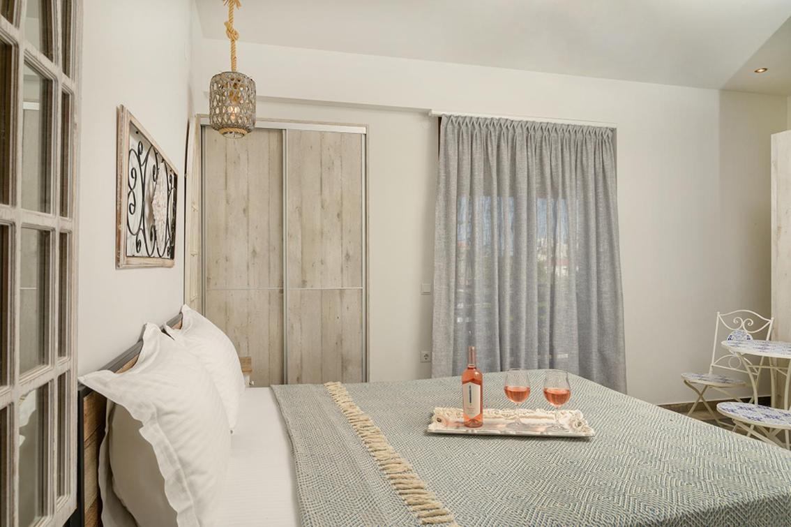 Meltemi Luxury Apartments Nea Roda Ngoại thất bức ảnh